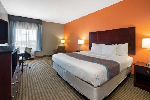 La Quinta Inn & Suites by Wyndham Bush Intercontinental Airport East - image 17