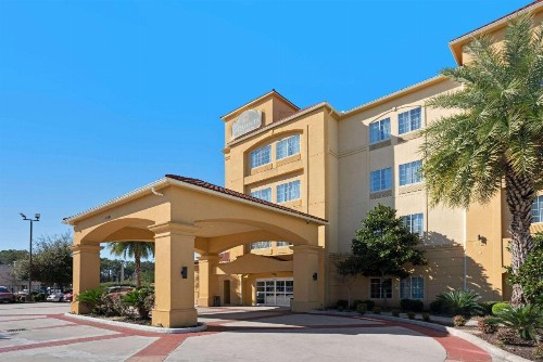 La Quinta Inn & Suites by Wyndham Bush Intercontinental Airport East - image 2