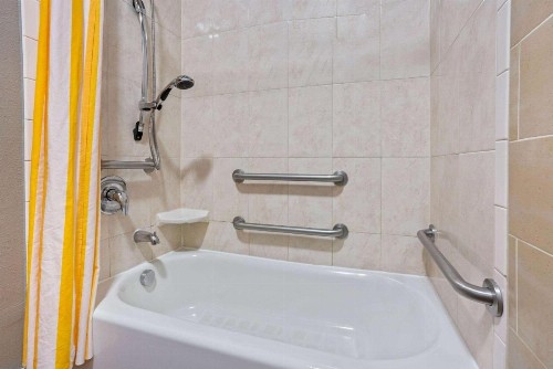 La Quinta Inn & Suites by Wyndham Bush Intercontinental Airport East - image 21
