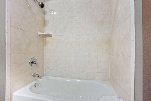 La Quinta Inn & Suites by Wyndham Bush Intercontinental Airport East - image 22