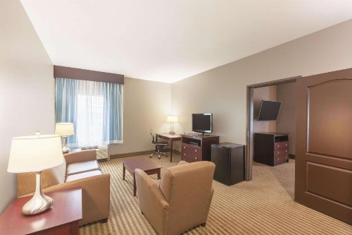 La Quinta Inn & Suites by Wyndham Bush Intercontinental Airport East - image 24