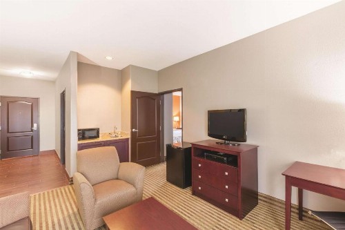 La Quinta Inn & Suites by Wyndham Bush Intercontinental Airport East - image 26