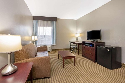 La Quinta Inn & Suites by Wyndham Bush Intercontinental Airport East - image 28