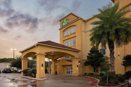 La Quinta Inn & Suites by Wyndham Bush Intercontinental Airport East - image 3