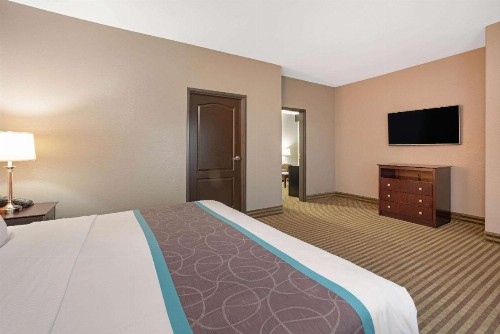 La Quinta Inn & Suites by Wyndham Bush Intercontinental Airport East - image 30