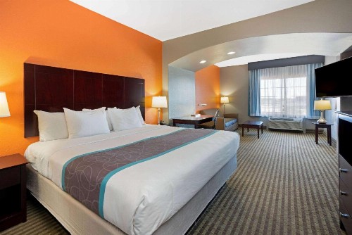 La Quinta Inn & Suites by Wyndham Bush Intercontinental Airport East - image 31