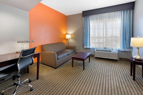 La Quinta Inn & Suites by Wyndham Bush Intercontinental Airport East - image 33