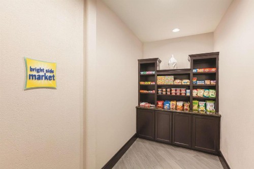 La Quinta Inn & Suites by Wyndham Bush Intercontinental Airport East - image 34