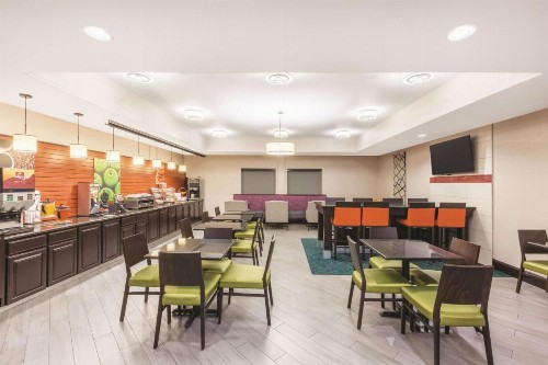 La Quinta Inn & Suites by Wyndham Bush Intercontinental Airport East - image 35