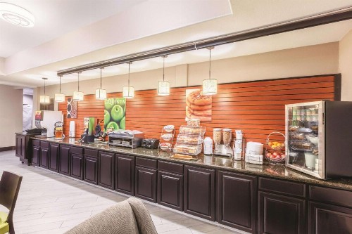 La Quinta Inn & Suites by Wyndham Bush Intercontinental Airport East - image 37