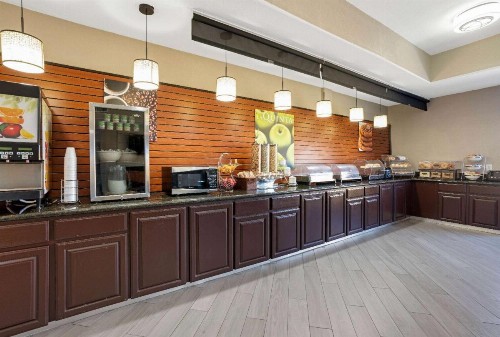 La Quinta Inn & Suites by Wyndham Bush Intercontinental Airport East - image 38