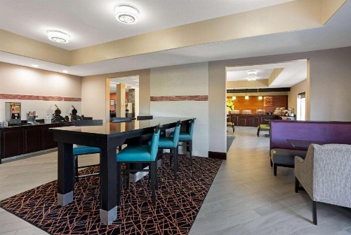 La Quinta Inn & Suites by Wyndham Bush Intercontinental Airport East - image 39