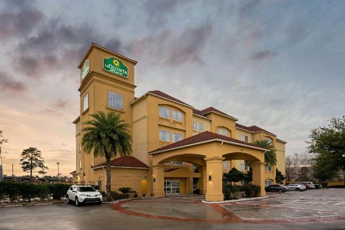 La Quinta Inn & Suites by Wyndham Bush Intercontinental Airport East - image 4