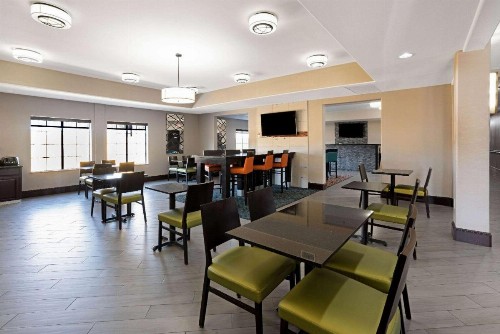 La Quinta Inn & Suites by Wyndham Bush Intercontinental Airport East - image 40