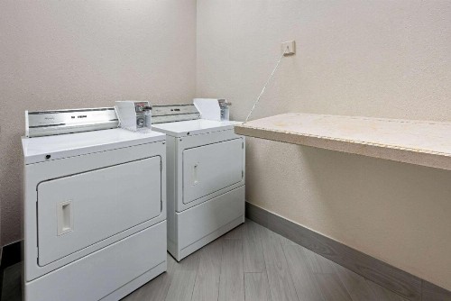 La Quinta Inn & Suites by Wyndham Bush Intercontinental Airport East - image 41