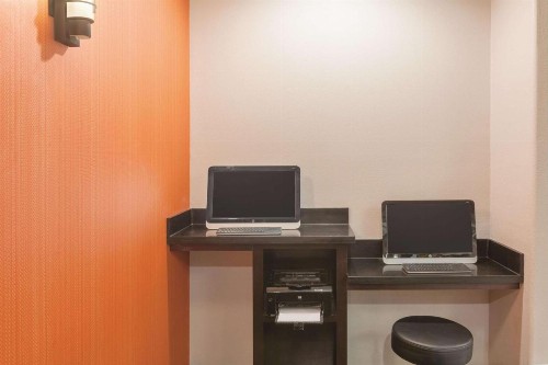 La Quinta Inn & Suites by Wyndham Bush Intercontinental Airport East - image 44