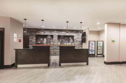 La Quinta Inn & Suites by Wyndham Bush Intercontinental Airport East - image 5