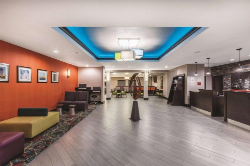 La Quinta Inn & Suites by Wyndham Bush Intercontinental Airport East - image 6