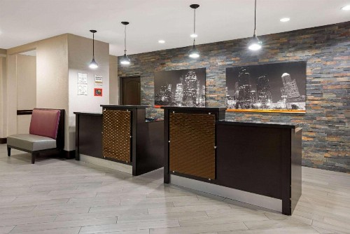 La Quinta Inn & Suites by Wyndham Bush Intercontinental Airport East - image 7