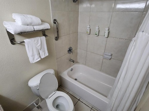 Ramada by Wyndham Houston Intercontinental Airport East - image 10