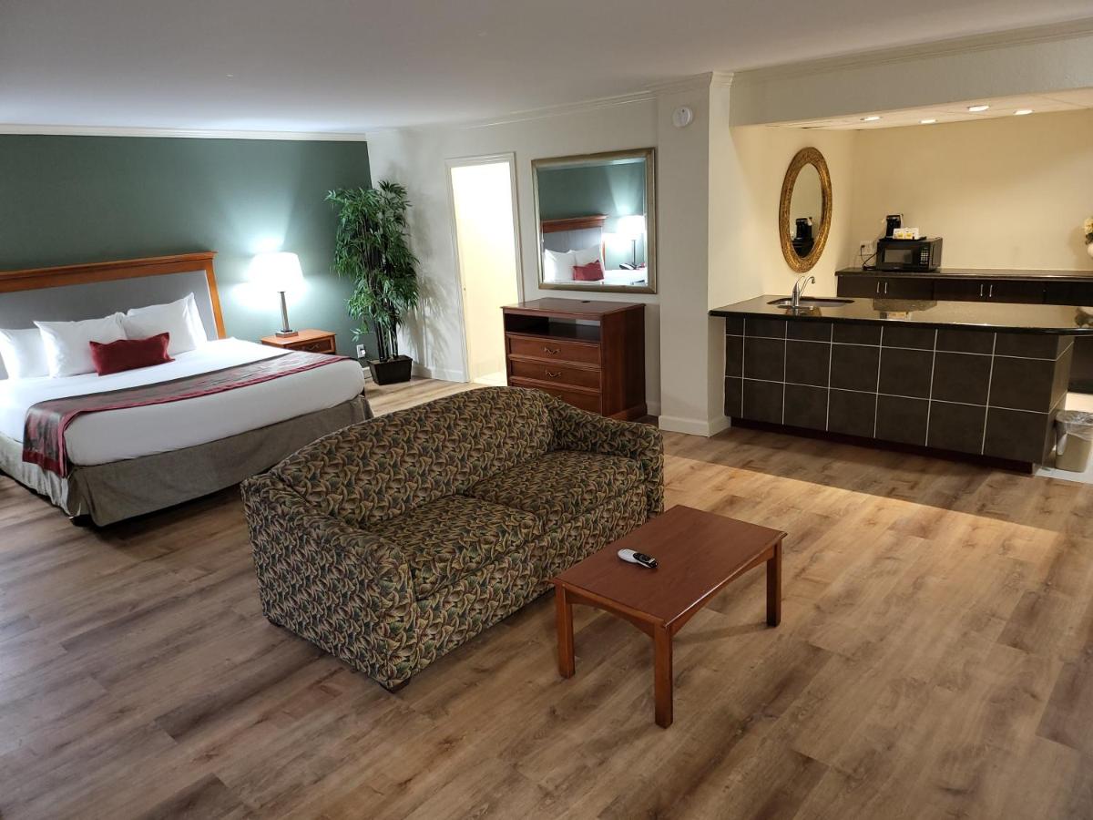 Ramada by Wyndham Houston Intercontinental Airport East - image 5