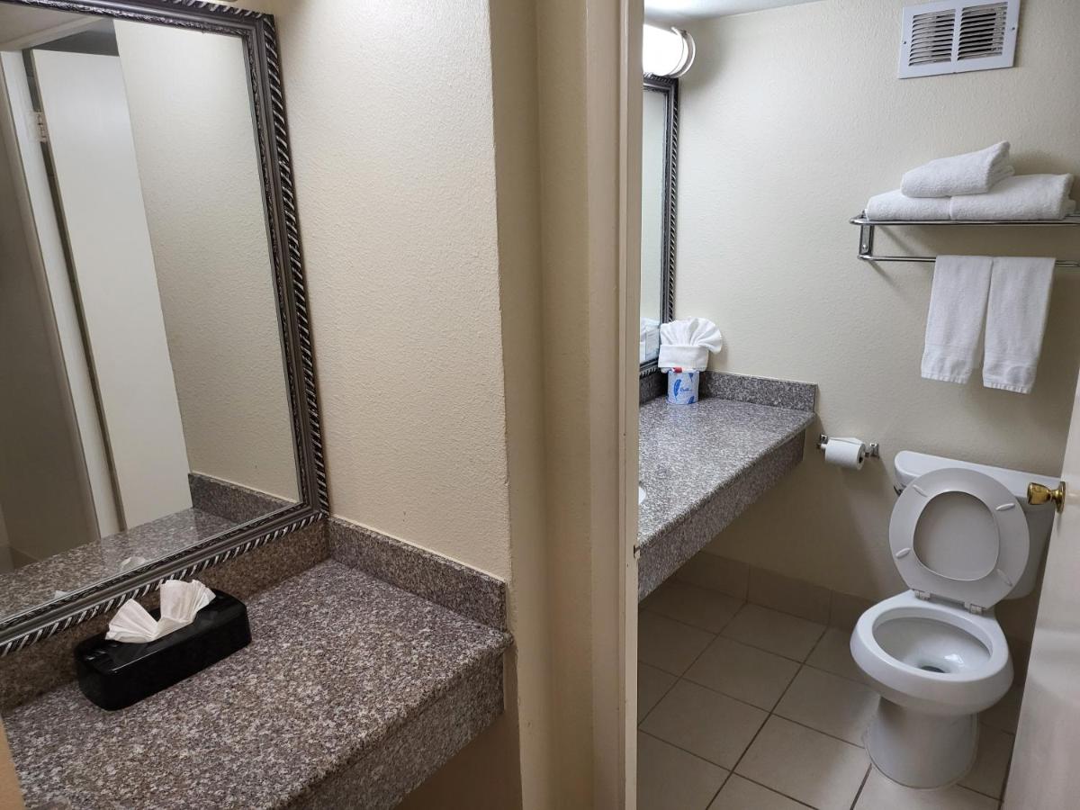 Ramada by Wyndham Houston Intercontinental Airport East - image 7