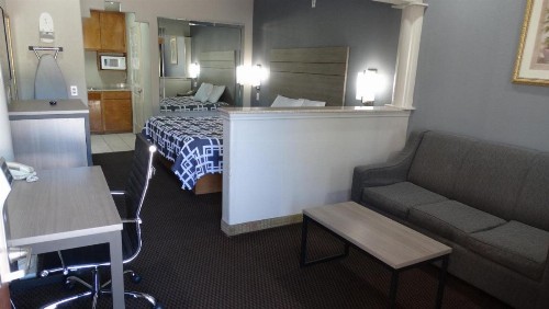 Regency Inn and Suites Humble - image 6
