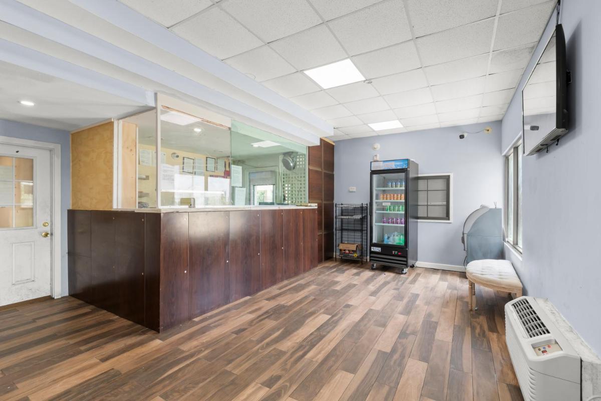 Travel Inn & Suites - main image