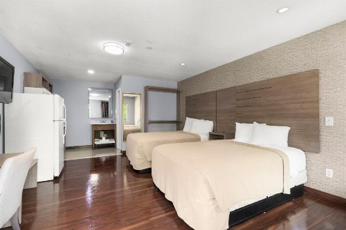 Travel Inn & Suites - image 10