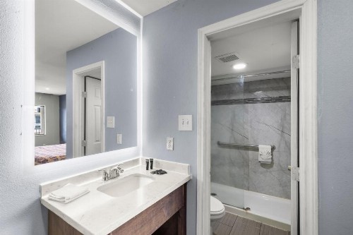 Travel Inn & Suites - image 11