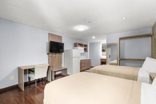 Travel Inn & Suites - image 12