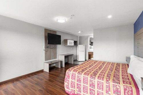 Travel Inn & Suites - image 13