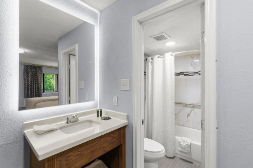 Travel Inn & Suites - image 15