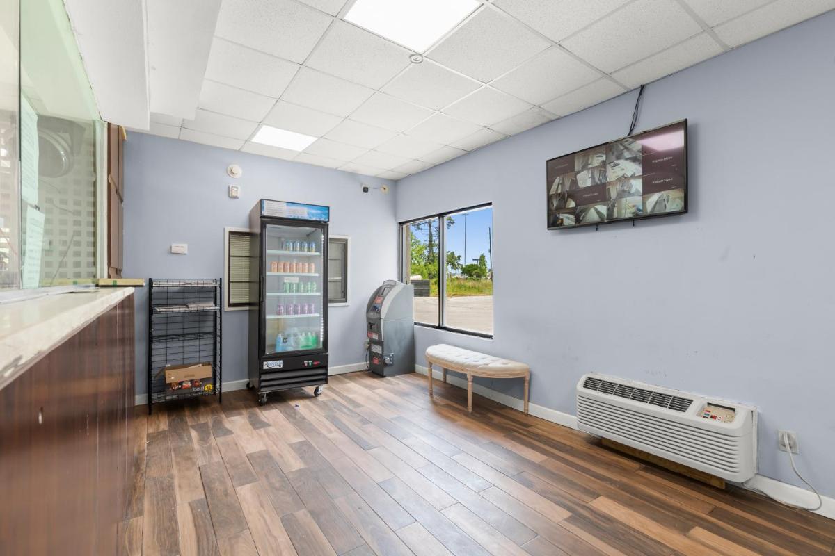 Travel Inn & Suites - image 2