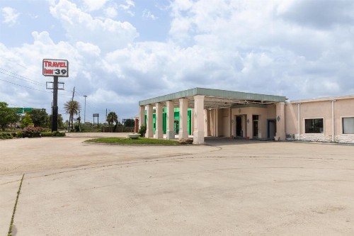Travel Inn & Suites - image 3
