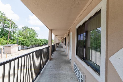 Travel Inn & Suites - image 4