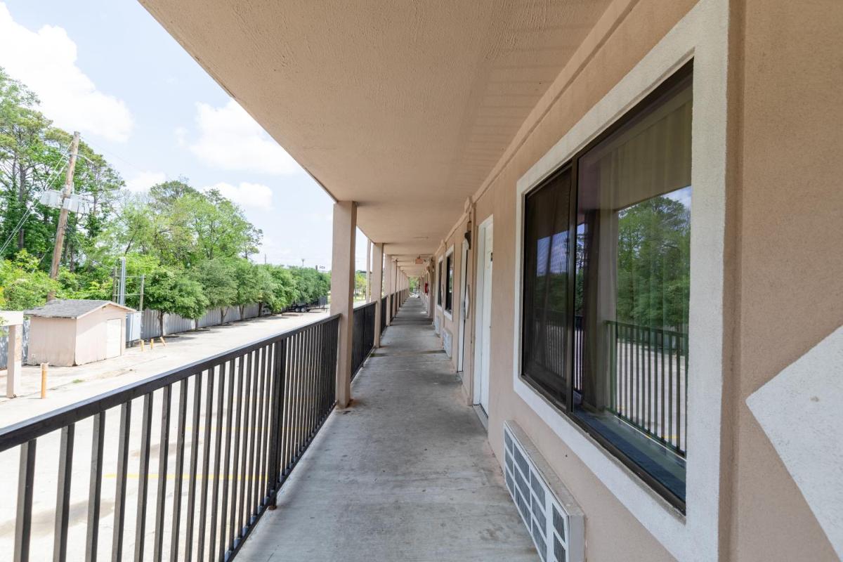 Travel Inn & Suites - image 4