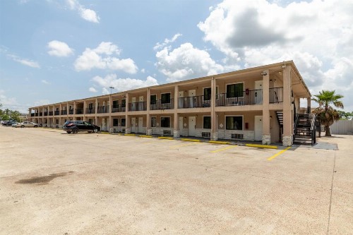 Travel Inn & Suites - image 7