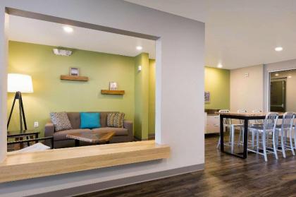 Suites Houston IAH Airport - image 13
