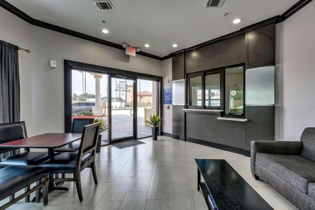 Americas Best Value Inn & Suites IAH Airport North - image 4