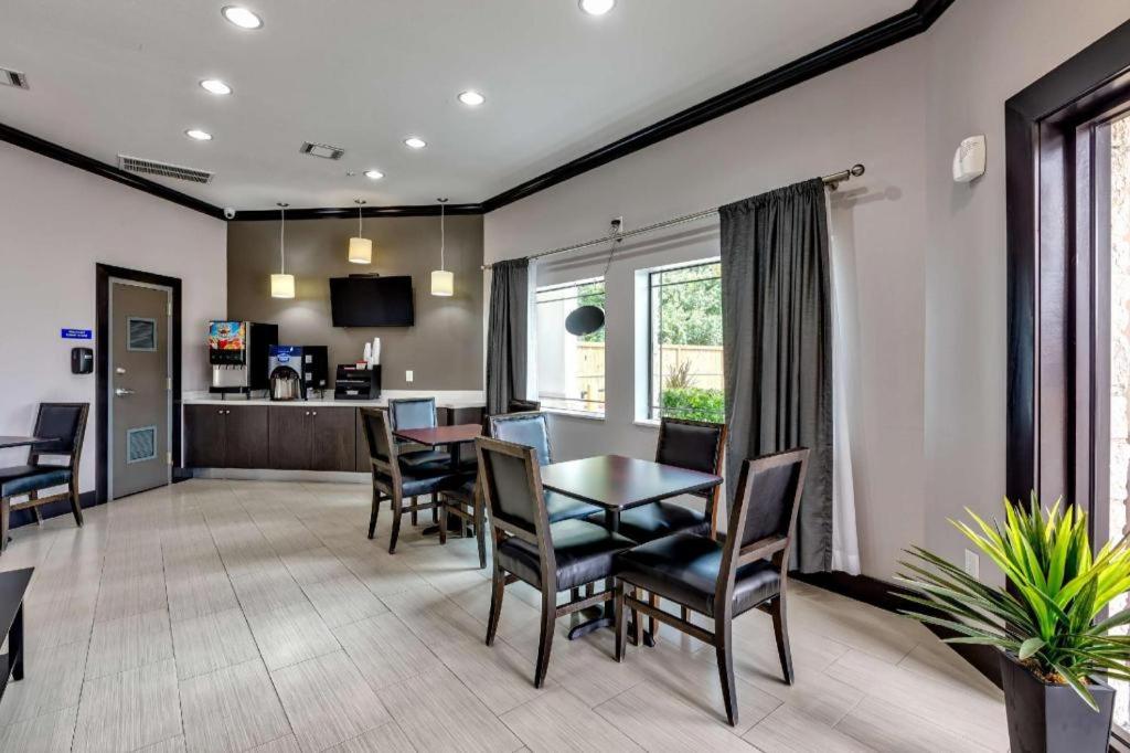 Americas Best Value Inn & Suites IAH Airport North - image 7
