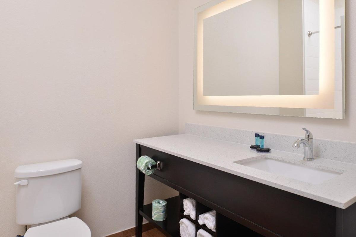 Americas Inn & Suites IAH North - image 3