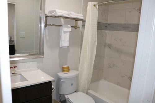 Scottish Inn & Suites - IAH Airport - image 11