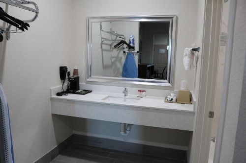 Scottish Inn & Suites - IAH Airport - image 2