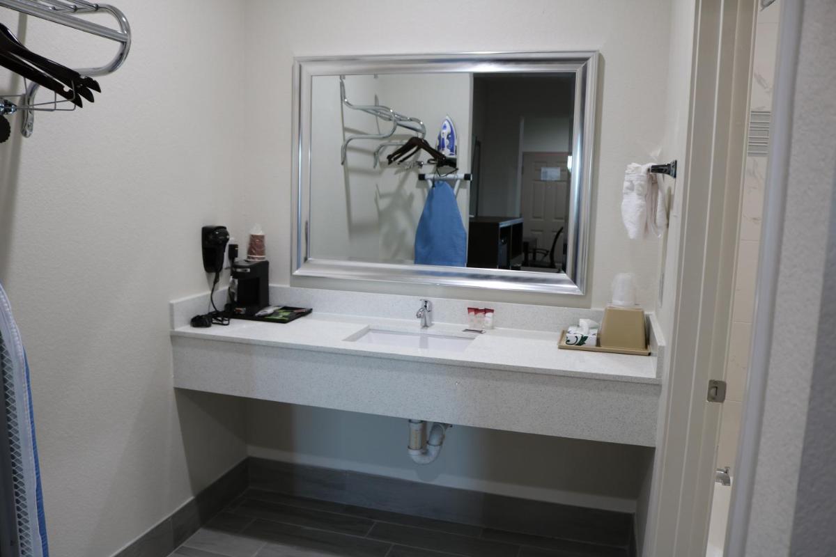 Scottish Inn & Suites - IAH Airport - image 2