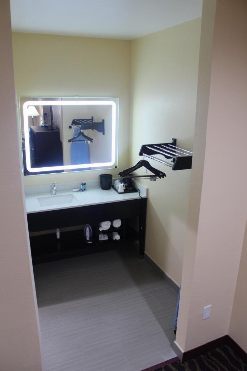 Express Inn and Suites - image 14