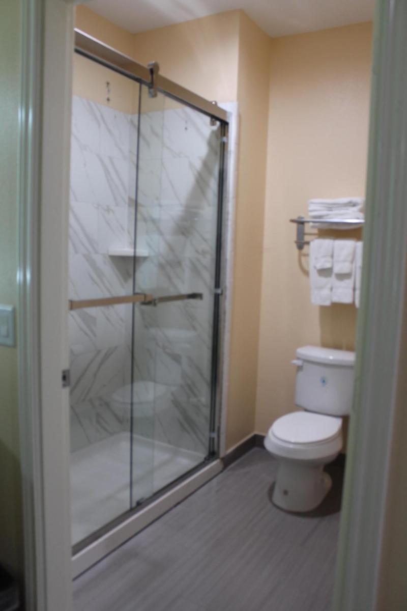 Express Inn and Suites - image 4