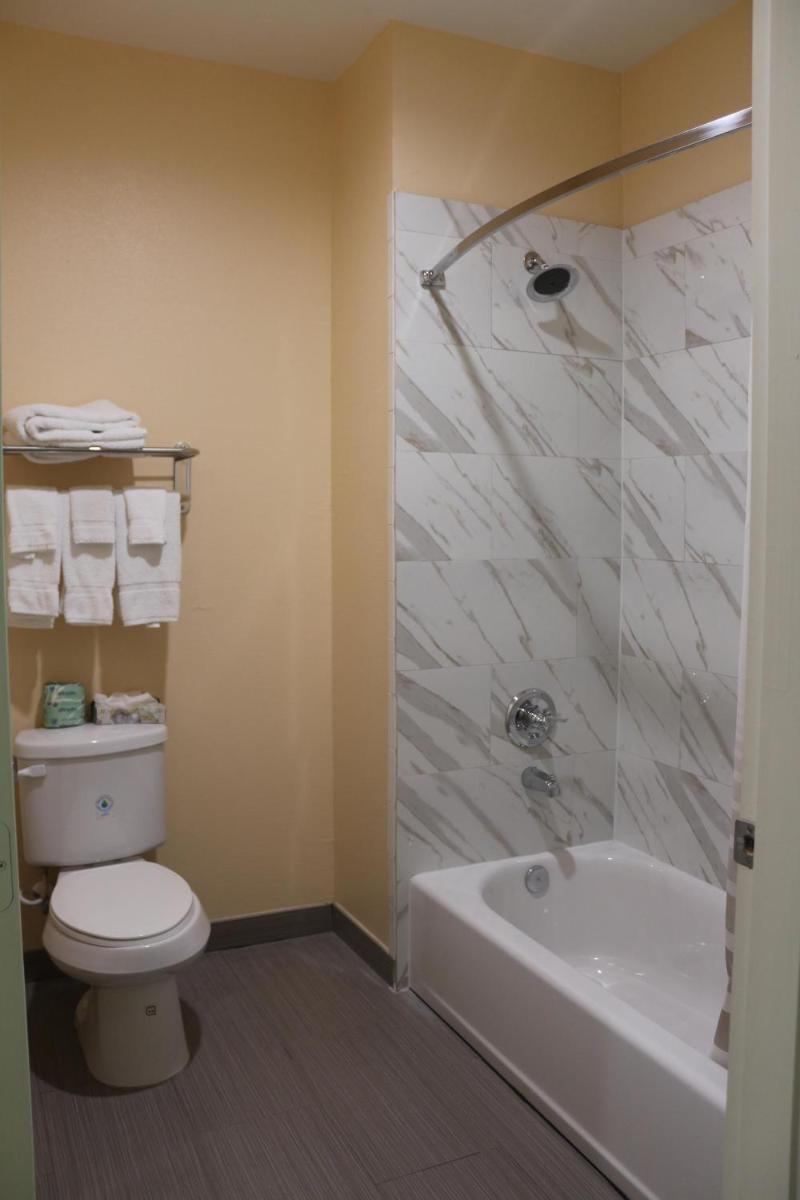 Express Inn and Suites - image 5