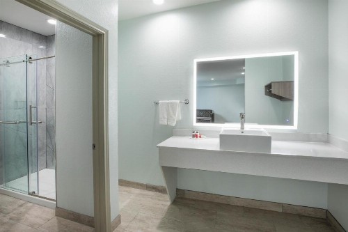 Super 8 by Wyndham Humble/Houston - image 27