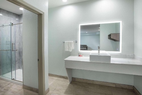 Super 8 by Wyndham Humble/Houston - image 28